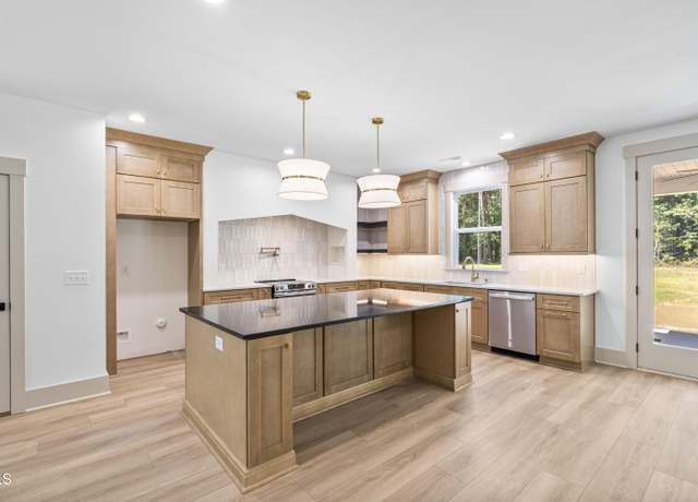 Property at 312 Russ Rd, Smithfield, NC 27577, 4 beds, 3.5 baths