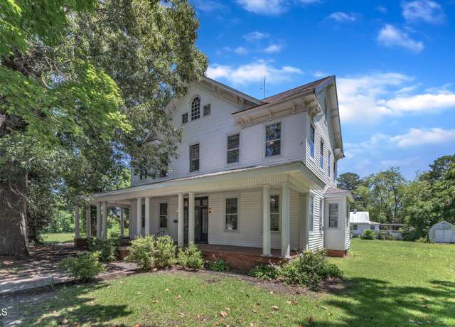Property at 118 N 7th St, Smithfield, NC 27577, 4 beds, 2 baths