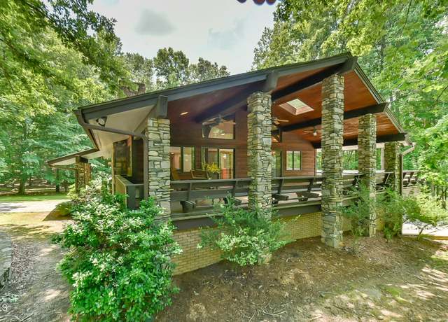 Property at 110 Wolfs Trl, Chapel Hill, NC 27516, 4 beds, 4.5 baths