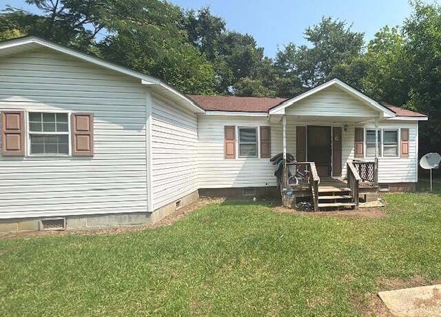 Property at 408 1/2 Byrd St, Clinton, NC 28328, 3 beds, 2 baths