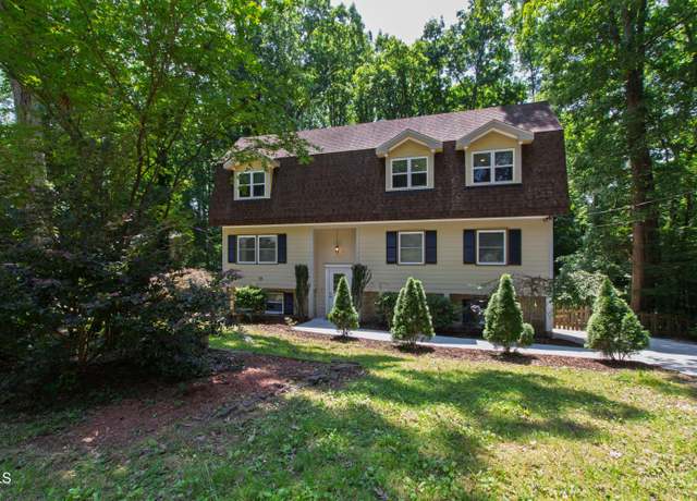 Property at 1005 Temple St, Raleigh, NC 27609, 4 beds, 3.5 baths