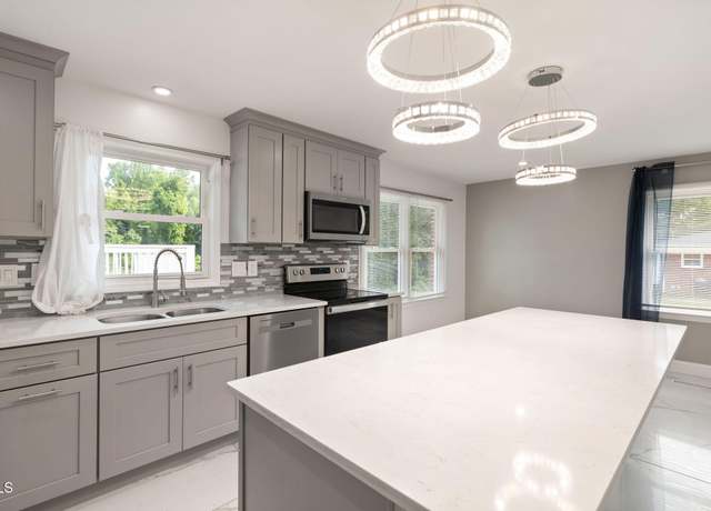 Property at 2315 Oxford Rd, Henderson, NC 27536, 3 beds, 3 baths