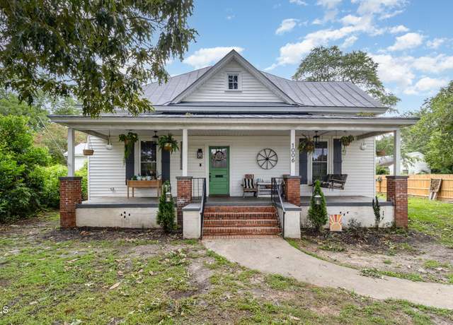 Property at 1006 W Broad St, Dunn, NC 28334, 3 beds, 2 baths