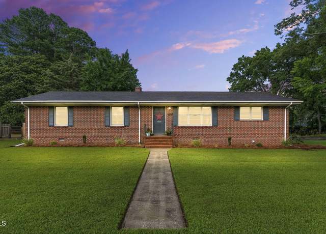 Property at 1015 S 1st St, Smithfield, NC 27577, 3 beds, 2.5 baths