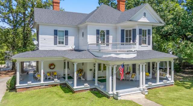 Property at 119 E Franklin St, Youngsville, NC 27596, 4 beds, 2.5 baths