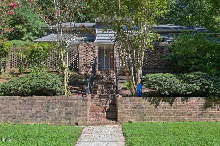 Photo of 104 Woodleaf Dr Chapel Hill, NC 27516