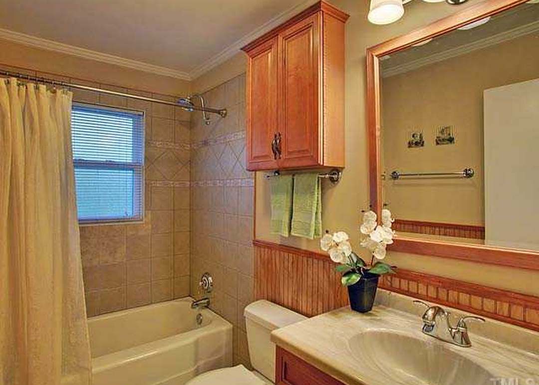 10 Circle Dr, Chapel Hill, NC 27516