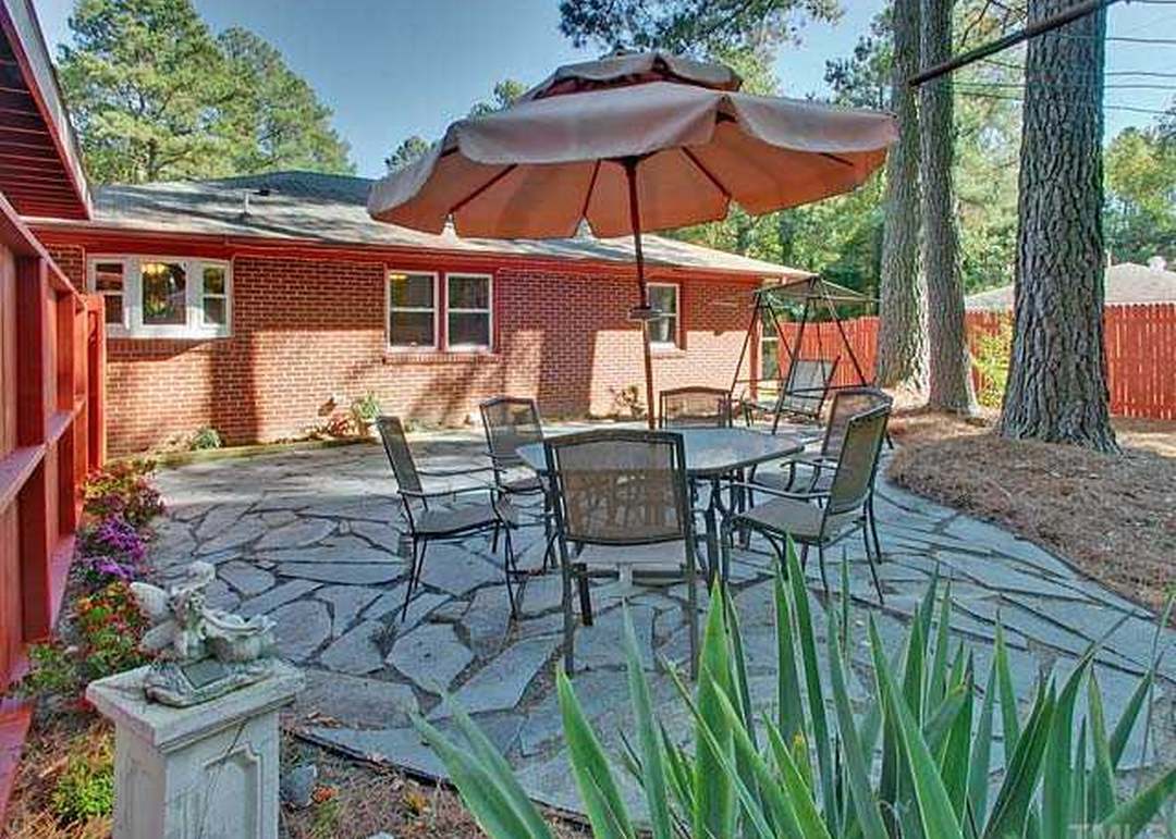 10 Circle Dr, Chapel Hill, NC 27516
