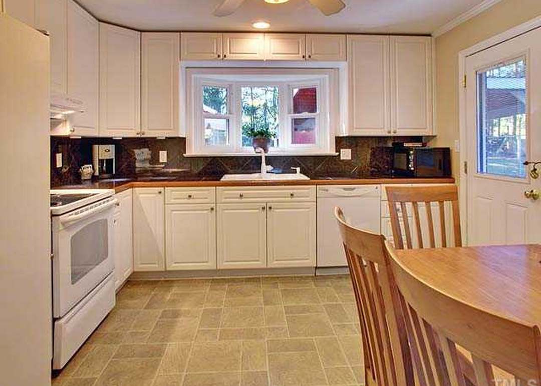 10 Circle Dr, Chapel Hill, NC 27516