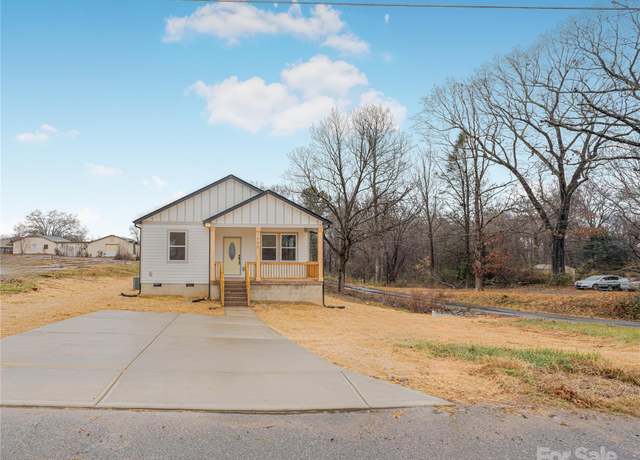 Property at 2600 Main Ave Dr NW, Hickory, NC 28601, 3 beds, 2 baths