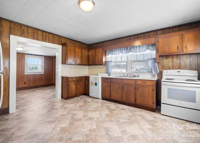 Property at 71 14th St SE, Hickory, NC 28602, 2 beds, 1 bath