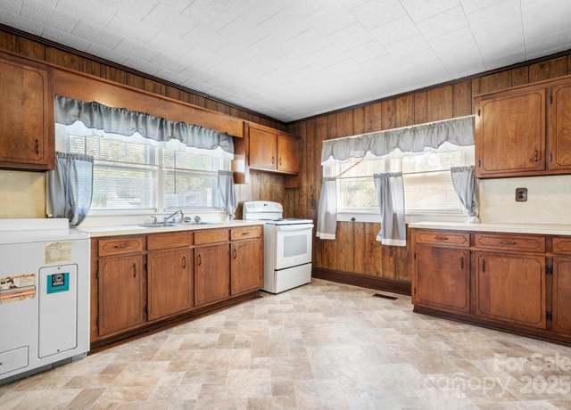 Property at 71 14th St SE, Hickory, NC 28602, 2 beds, 1 bath