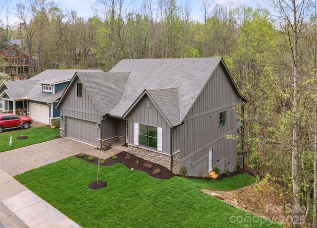 Property at 31 Hogans View Cir, Hendersonville, NC 28739, 3 beds, 3 baths