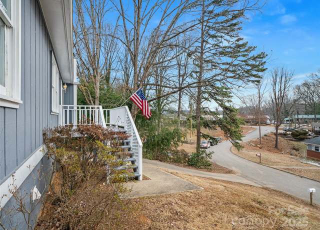 Property at 7 Holcombe Dr, Asheville, NC 28806, 3 beds, 2 baths
