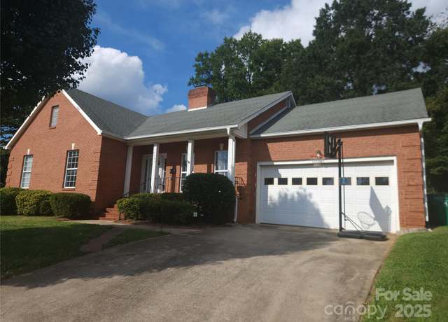 Property at 3104 Yvonne Ln, Charlotte, NC 28216, 3 beds, 2.5 baths