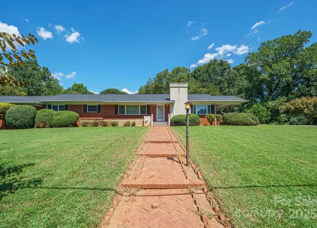 Property at 152 31st Ave NW, Hickory, NC 28601, 3 beds, 2 baths