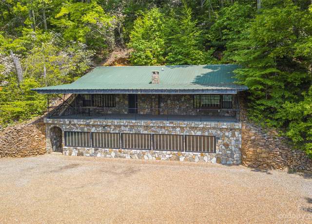 Property at 98 Devoe Dr, Waynesville, NC 28786, 3 beds, 2 baths