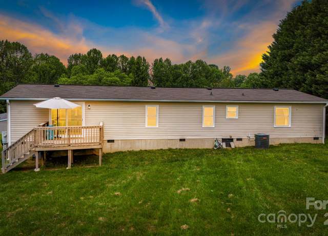 Property at 37 Bittersweet Dr, Hendersonville, NC 28792, 3 beds, 2 baths