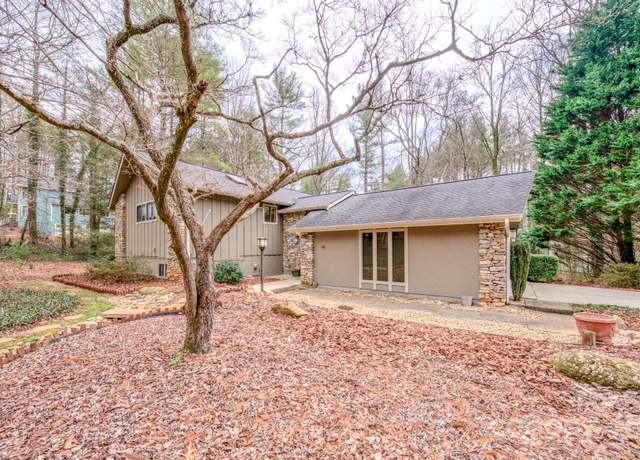 Property at 138 Woodhaven Dr, Hendersonville, NC 28739, 3 beds, 2.5 baths