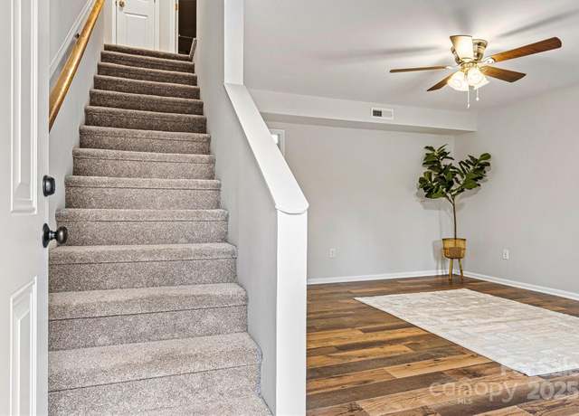 Property at 729 Tenth Ave NE, Hickory, NC 28601, 2 beds, 1.5 baths