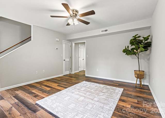Property at 729 Tenth Ave NE, Hickory, NC 28601, 2 beds, 1.5 baths