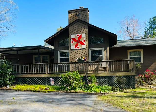 Property at 121 Rockwood Dr, Hendersonville, NC 28792, 3 beds, 2 baths