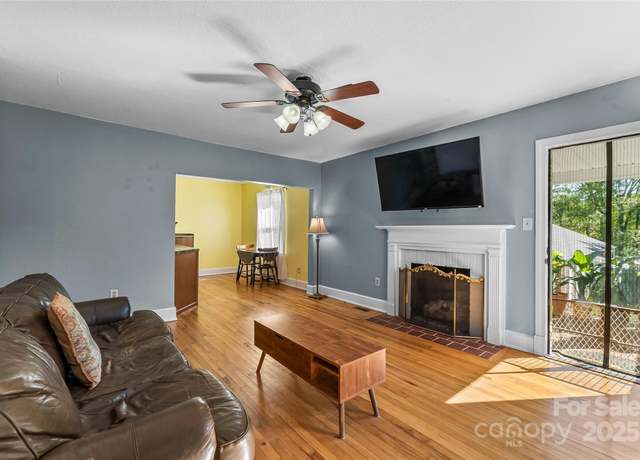 Property at 1068 14th Ave NW, Hickory, NC 28601, 3 beds, 2 baths