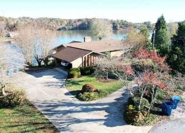 Property at 121 48th Ave NE, Hickory, NC 28601, 3 beds, 3 baths