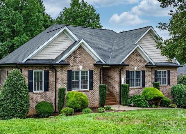 Property at 1158 Waterford Dr, Hickory, NC 28602, 3 beds, 2.5 baths