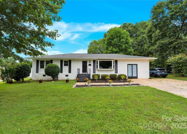 Property at 947 E Iredell Ave, Mooresville, NC 28115, 3 beds, 2.5 baths