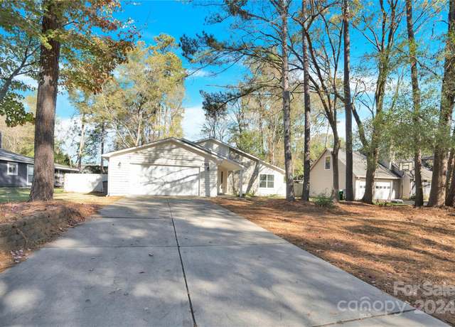 Property at 6920 Stillmeadow Dr, Charlotte, NC 28277, 3 beds, 2 baths