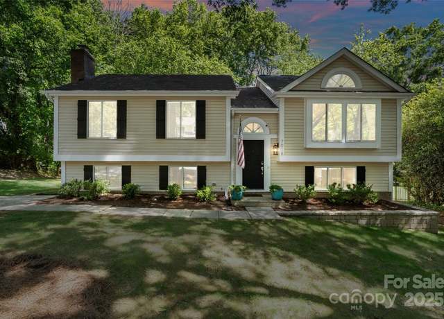 Property at 7018 Rollingridge Dr, Charlotte, NC 28211, 4 beds, 3 baths