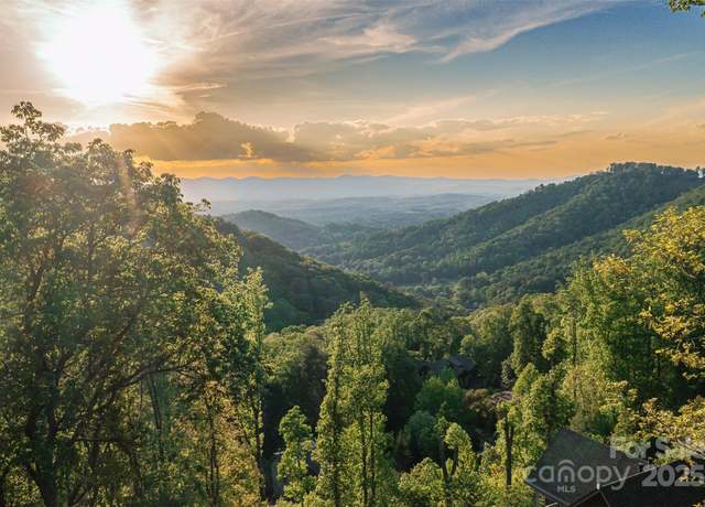 Property at 32 Timberwolf Ct, Asheville, NC 28804, 5 beds, 5.5 baths