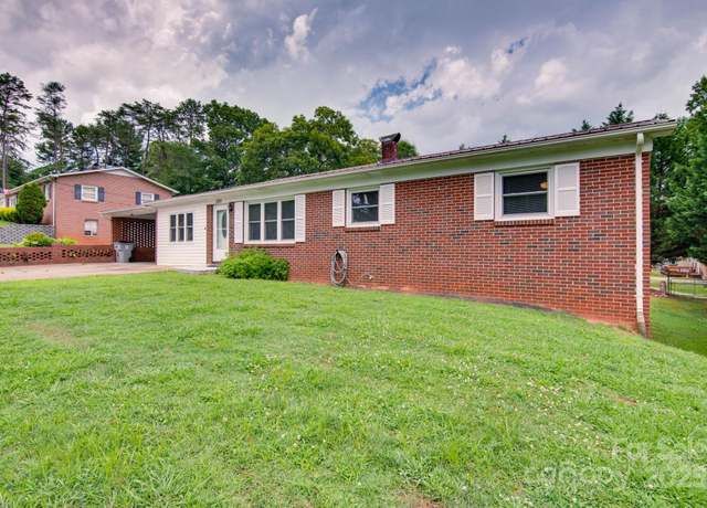 Property at 2310 Honeysuckle Pl, Lenoir, NC 28645, 3 beds, 1.5 baths