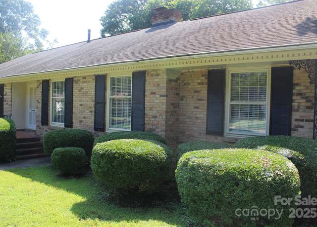 Property at 7017 Knightswood Dr, Charlotte, NC 28226, 3 beds, 2 baths