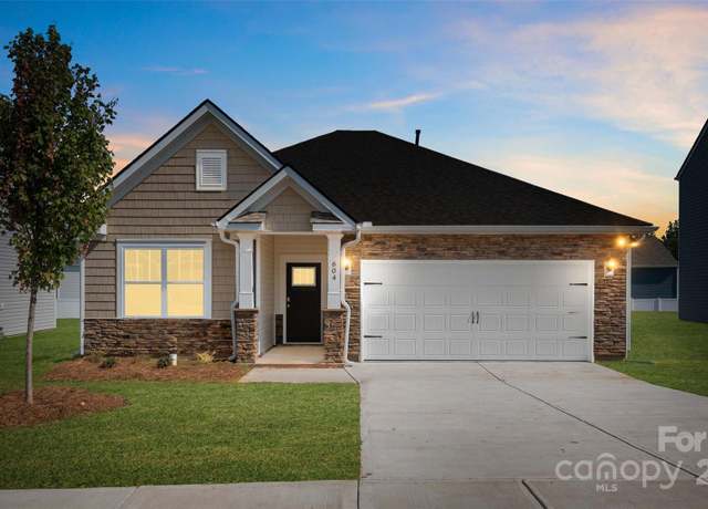 Property at 624 Country Oak Dr, Asheville, NC 28804, 3 beds, 2 baths