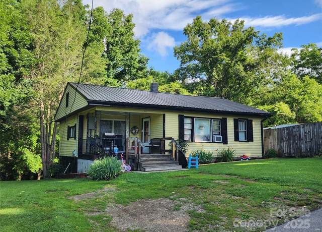 Property at 165 Ray St, Waynesville, NC 28786, 3 beds, 1 bath