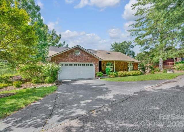 Property at 156 Circle Top Dr, Hendersonville, NC 28739, 3 beds, 3 baths