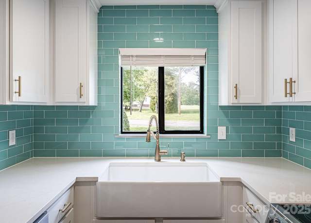 Property at 712 Mallard Head Ln, Mooresville, NC 28117, 2 beds, 2 baths