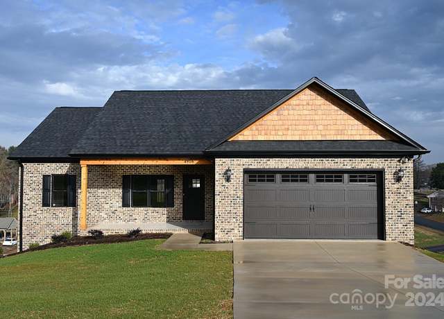 Property at 4916 Southview Dr, Hickory, NC 28602, 3 beds, 2 baths