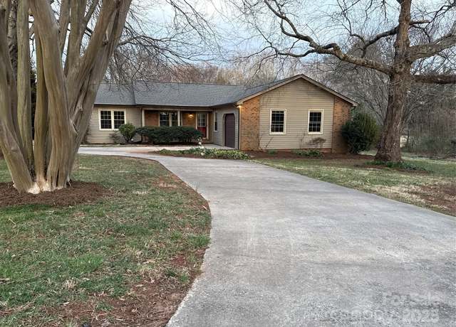 Property at 3498 Yorkland Dr, Hickory, NC 28601, 3 beds, 2 baths