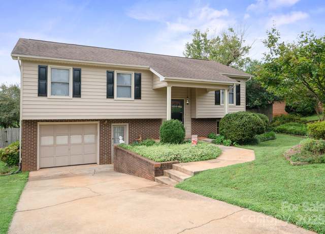 Property at 409 Cardinal Dr, Newton, NC 28658, 3 beds, 2.5 baths