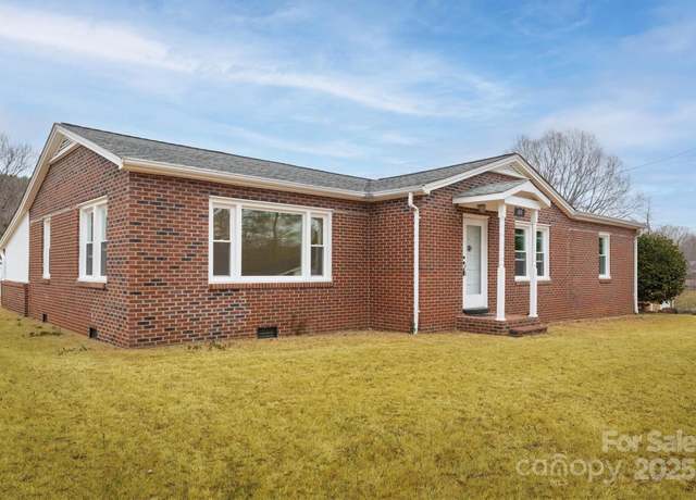 Property at 2625 20th St NE, Hickory, NC 28601, 3 beds, 2 baths