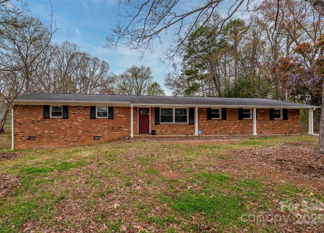 Property at 303 Cedarwood Ln, Matthews, NC 28104, 3 beds, 2 baths
