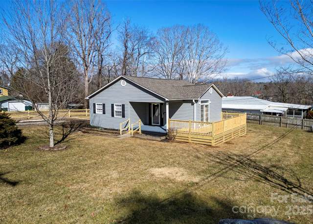 Property at 226 E Dogwood Ln, Hendersonville, NC 28792, 2 beds, 1 bath