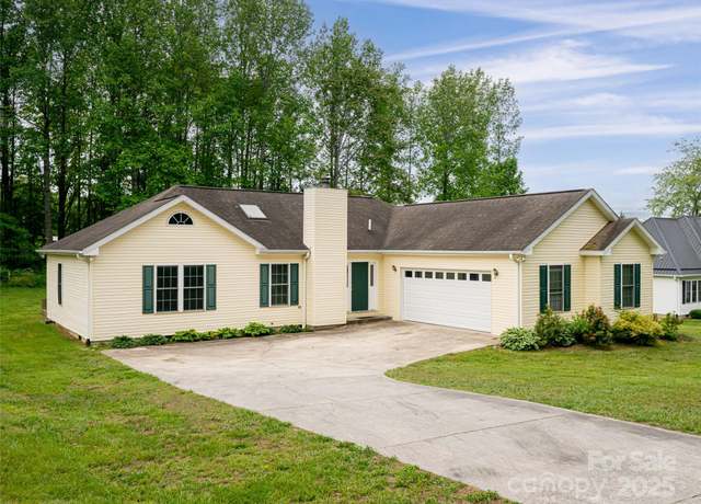 Property at 88 Star Point Dr, Hendersonville, NC 28792, 3 beds, 2 baths