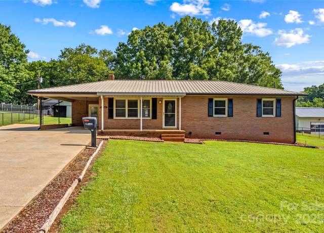 Property at 124 Island Park Ln, Statesville, NC 28625, 3 beds, 1.5 baths