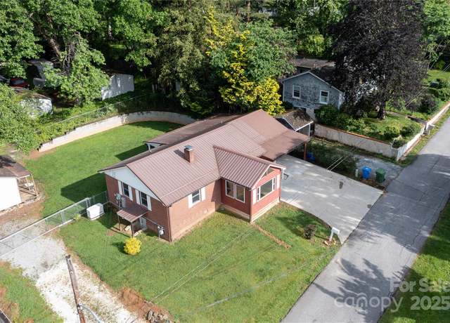 Property at 1523 Dawnview Dr, Hendersonville, NC 28791, 3 beds, 1 bath