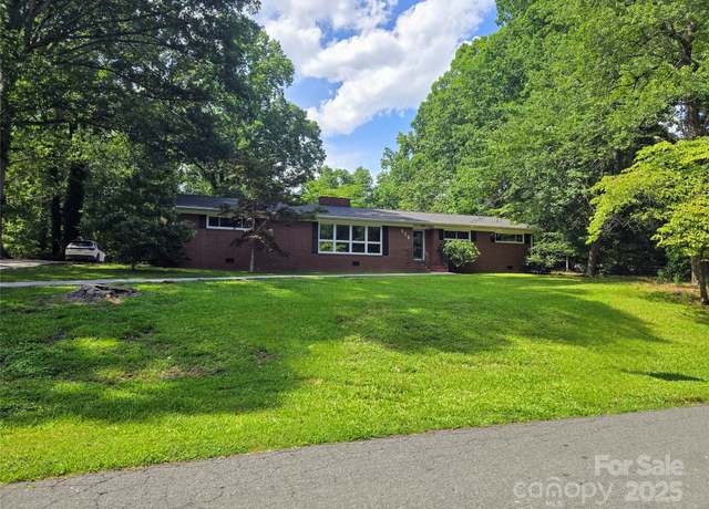 Property at 520 Crestview Dr, Albemarle, NC 28001, 3 beds, 2 baths