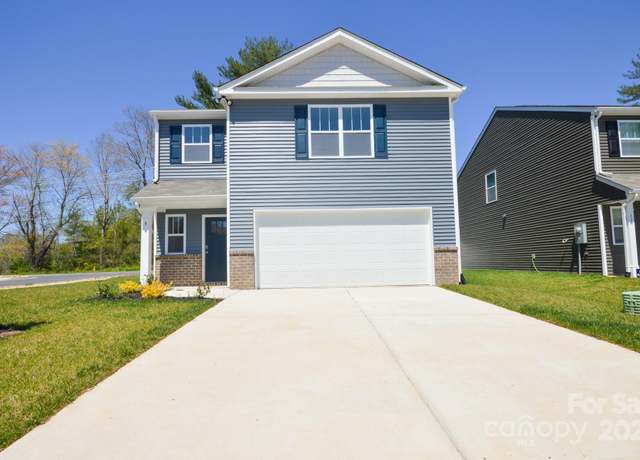 Property at 9 Lillian Ln, Hendersonville, NC 28792, 3 beds, 2.5 baths